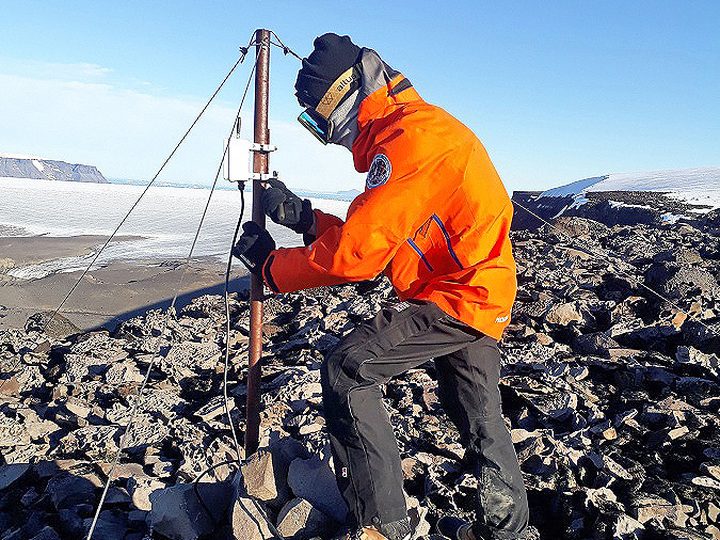 Instalación de un monitor sobre el glaciar Bahía del Diablo, en la Antártida
